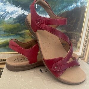 Taos Footwear Women's Berry Red Strappy Comfort Sandals